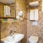 فندق Ria Boutique 4*