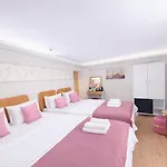 Ria Boutique 4*