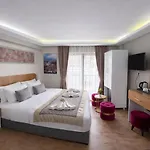 فندق Ria Boutique 4*